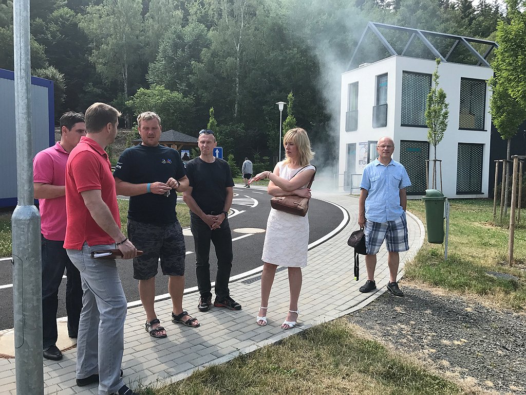 Setkání v Centru zdraví a bezpečí v Karlových Varech 21. 6. 2017. Druhý zleva Jindřich Schenk v rozhovoru s Lukášem Huttou (třetí zleva).