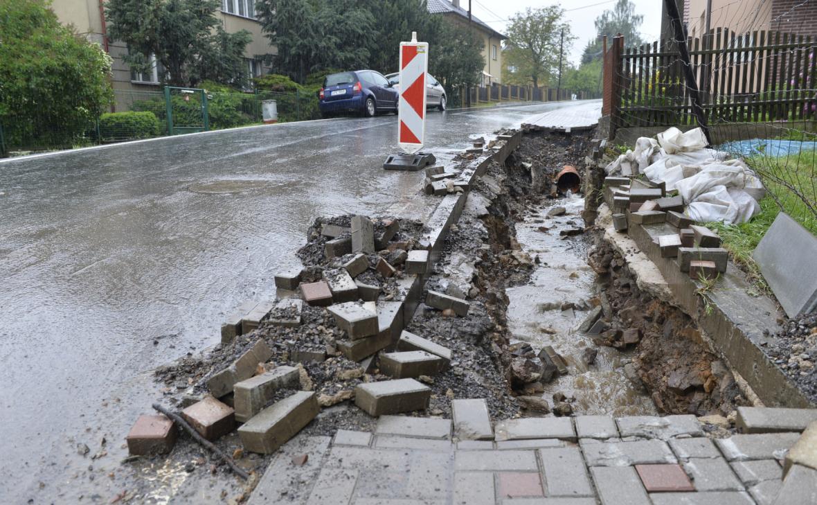 Chodník zničený bouřkou 24. 5. 2018 v Zaječově. ČTK, Miroslav Chaloupka.
