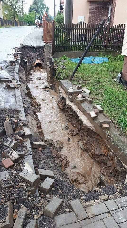 Chodník a kanalizace v Zaječově poškozená povodní. Foto FB SDH Zaječov.